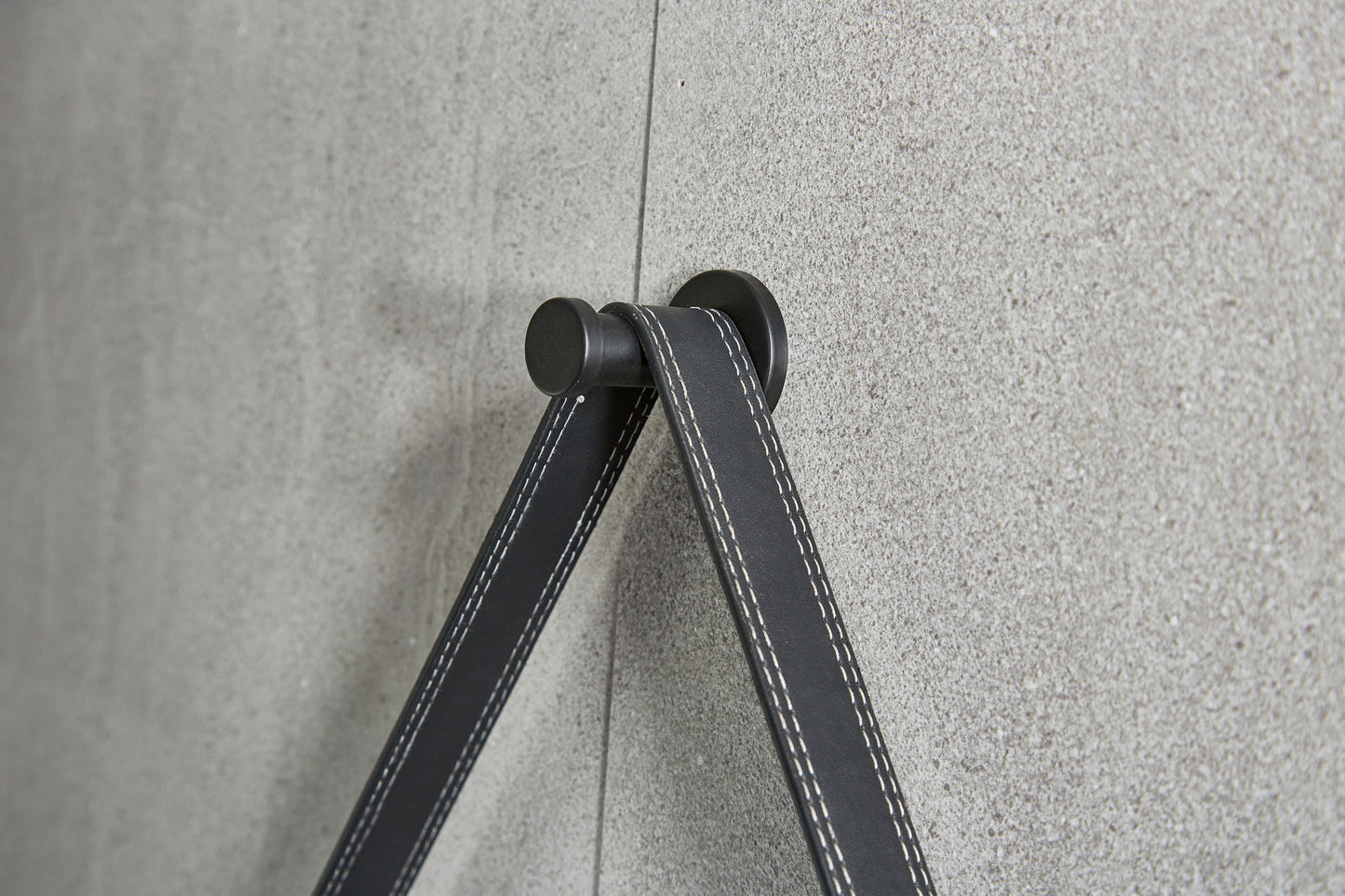 80cm round mirror with trendy strap and black frame