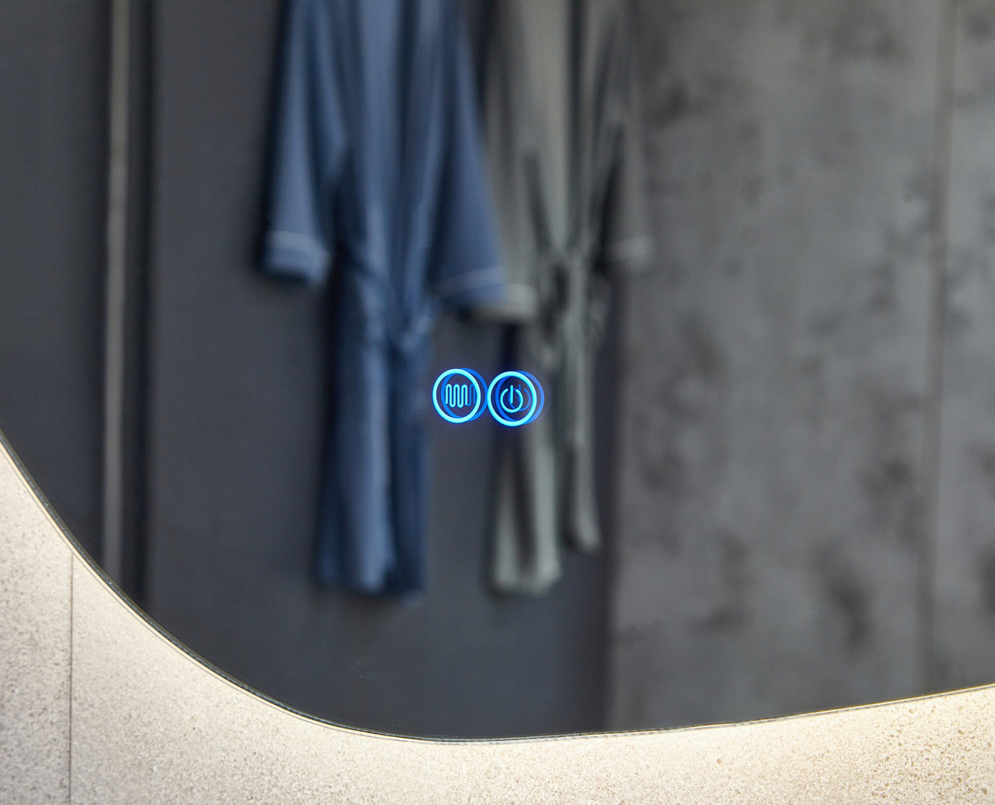 Miroir asymétrique à forme organique, éclairage LED et chauffage anti-buée 140 cm de large et 75 cm de haut